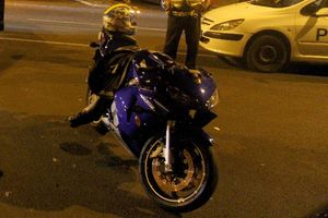 TEŠKA NESREĆA U KRALJEVU: Motociklista (24) udario u banderu, poginuo na mestu