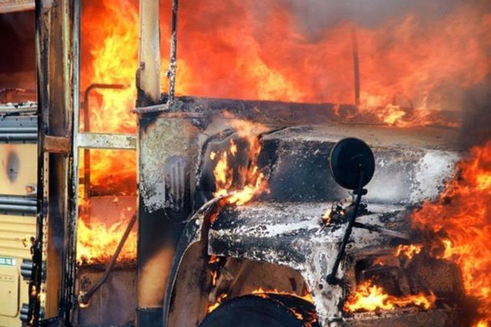 ŠEST PAKISTANSKIH UČENICA POGINULO U RIKŠI: Besni građani zapalili autobus koji ih je pokosio!