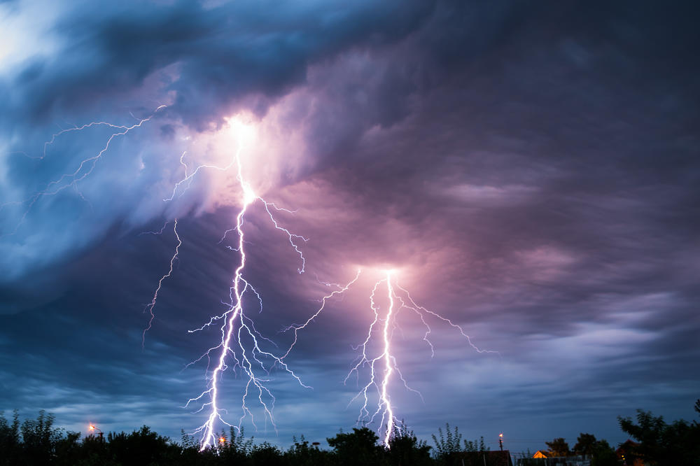 NOĆAS PONOVO STIŽU NEPOGODE: Snažna oluja i gromovi udariće na ovaj deo Srbije, meteorolozi UPOZORAVAJU NA CRVENI METEOALARM! (FOTO)