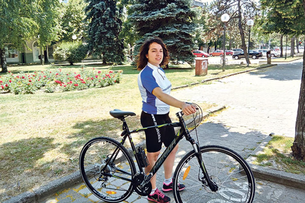 PODVIG: Profesorka (27) biciklom ide do Norveške u čast srpskih logoraša