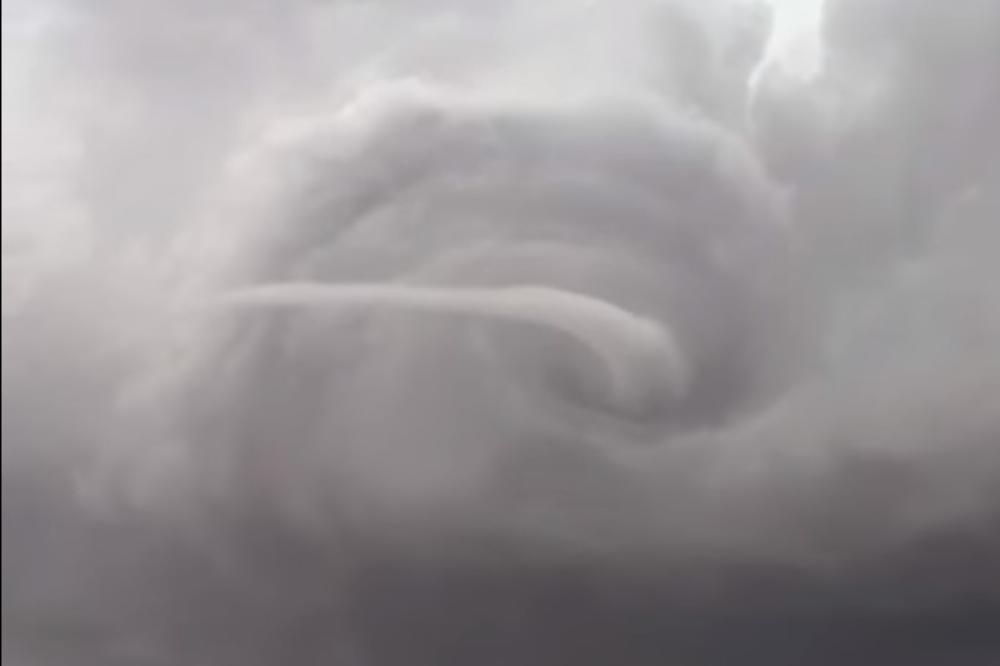 (VIDEO) MORA DA OVAKO IZGLEDA KRAJ SVETA: Jeziva tropska oluja u Meksiku smrvila 5 ljudi