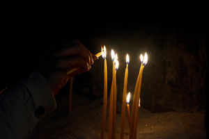 DANAS SU LETNJE DUHOVSKE ZADUŠNICE: Ko danas ide na groblje zapali sveću za pokoj duše i poštuje ovaj narodni običaj