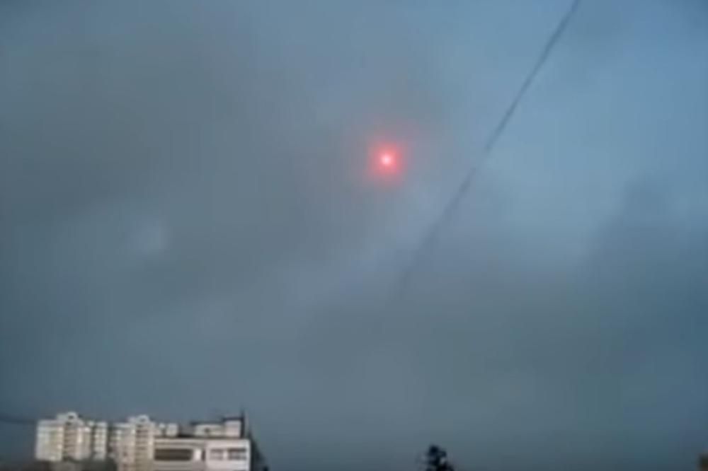 (VIDEO) MISTERIOZNA LETELICA NA NEBU IZNAD RUSIJE: Crveni objekat izronio između oblaka i prestravio ljude