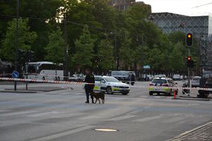 (FOTO, VIDEO) PANIKA U KOPENHAGENU: Policija pucala naoružanom napadaču u glavu!