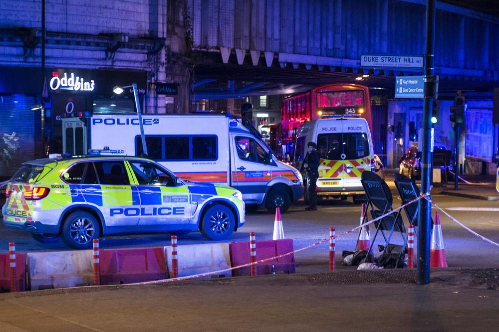 PUCNJAVA U LONDONU! Dve osobe ubijene u južnom delu grada tokom noći veštica