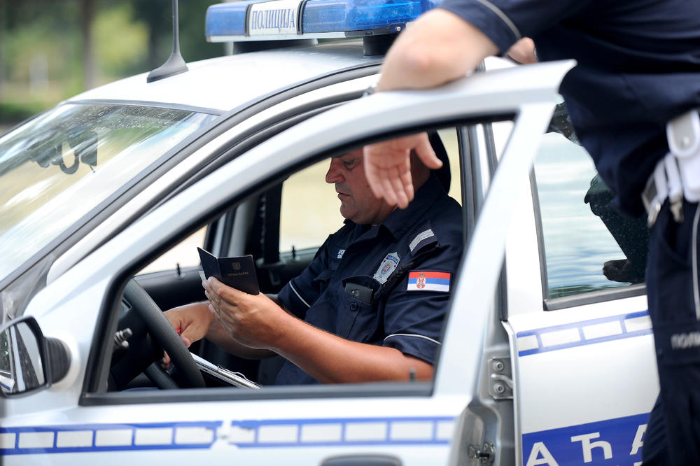 TRAMVAJSKI SAOBRAĆAJ U PREKIDU: Povređena osoba u sudaru kombija i putničkog vozila kod Cvetkove pijace