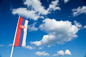 OSKRNAVLJEN SPOMENIK ŽRTVAMA NA BREZOVICI: Sklonjena zastava Srbije i krst sa spomenika