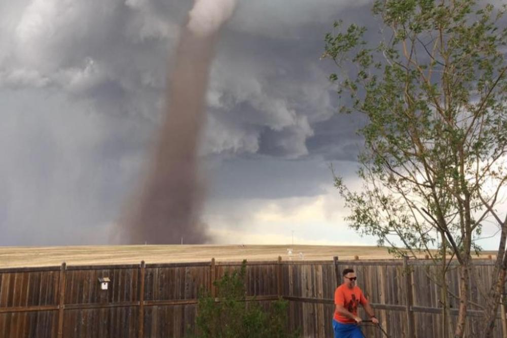 (VIDEO) MA KAKVA APOKALIPSA, JA OBRAĐUJEM NJIVU: Stravičan tornado nije uplašio ove Kanađane