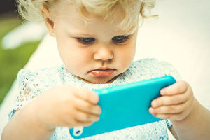 RODITELJI OPREZ: Evo kako mobilni telefon utiče na govor vaše bebe