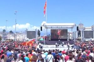 (VIDEO) SKOPLJE POZDRAVILO ŠAMPIONE: Više od 10.000 ljudi dočekalo rukometaše Vardara