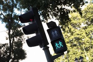 SPREMNI ZA PARADU PONOSA: Na madridskim semaforima figure gej parova!