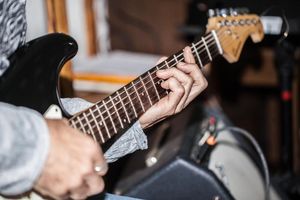 KOBNA MUZIČKA LEKCIJA: Dečaka iz Drvara ubila struja dok je svirao električnu gitaru