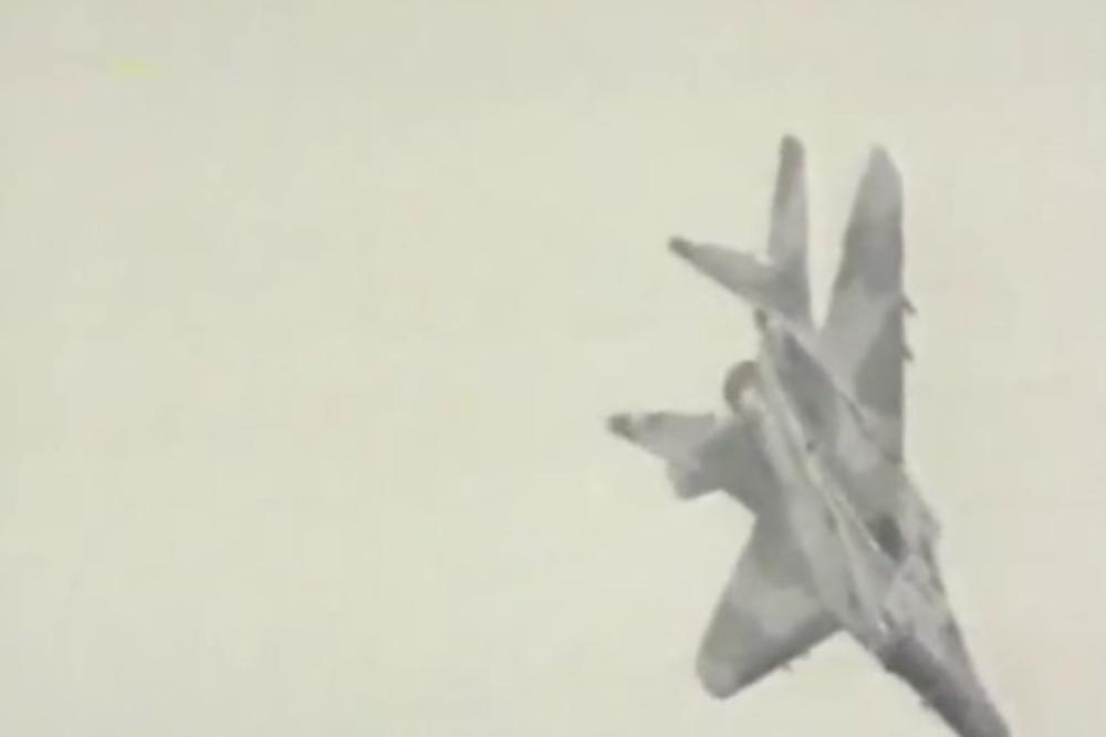 POJAVIO SE SNIMAK PADA RUSKOG MIGA KOD MOSKVE: Piloti u poslednjem trenutku skrenuli avion i izbegli veću tragediju! (VIDEO)
