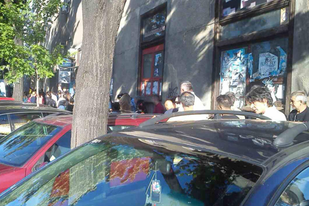 (FOTO) AUUU, GUŽVA OD SABAJLE: Ispred policije u Zemunu kilometarski red za zamenu vozačkih dozvola!