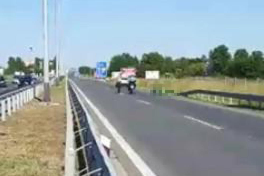 (VIDEO) MISTERIOZNI UDES:  Motociklista iz čista mira pao s motora i poginuo, nikog nije bilo u njegovoj blizini!