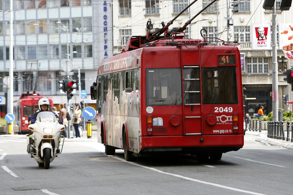 TRAGEDIJA IZBEGNUTA U POSLEDNJI ČAS: Konopac trolejbusa 41 se čoveku obmotao oko vrata i bacio ga na asfalt