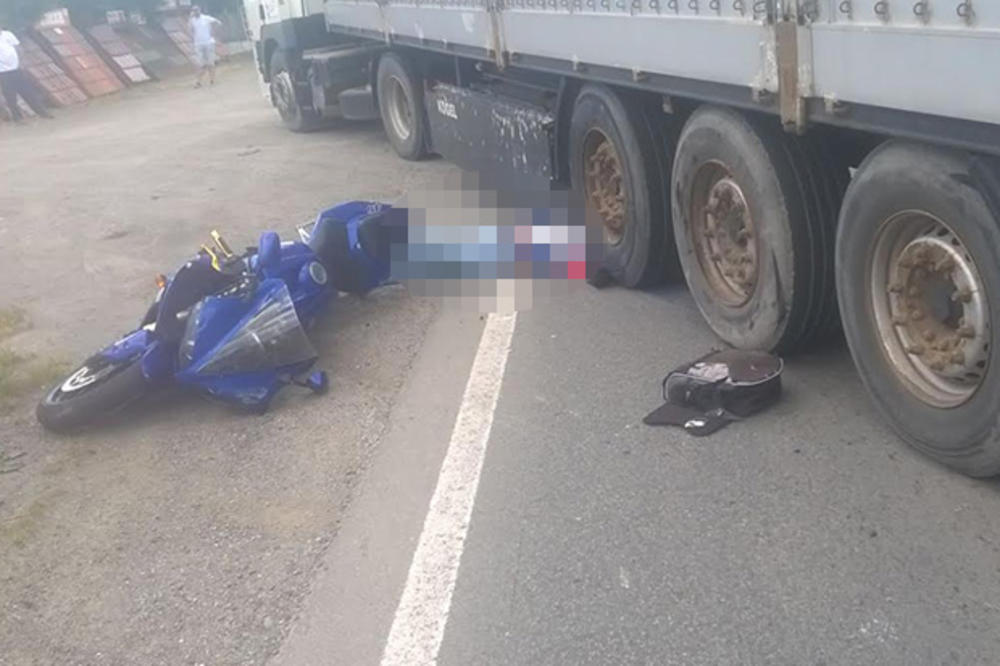 (UZNEMIRUJUĆE FOTO) JEZIVA NESREĆA KOD NOVOG SADA: Motociklista podleteo pod kamion na Mišeluku