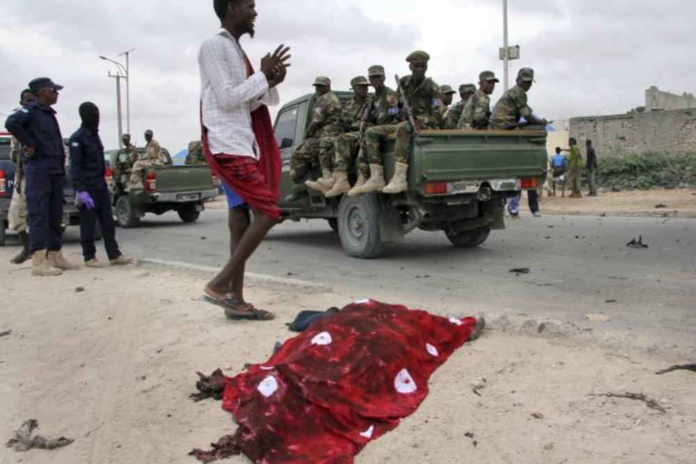(VIDEO) U SOMALIJI GLAD BUKVALNO UBIJA: Vojnici se sukobili oko hrane, stradalo 14 civila