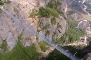 (VIDEO) STRAVA I UŽAS NA 120 METARA VISINE: Dok prelaze preko staklenog mosta, plaču i vrište od straha