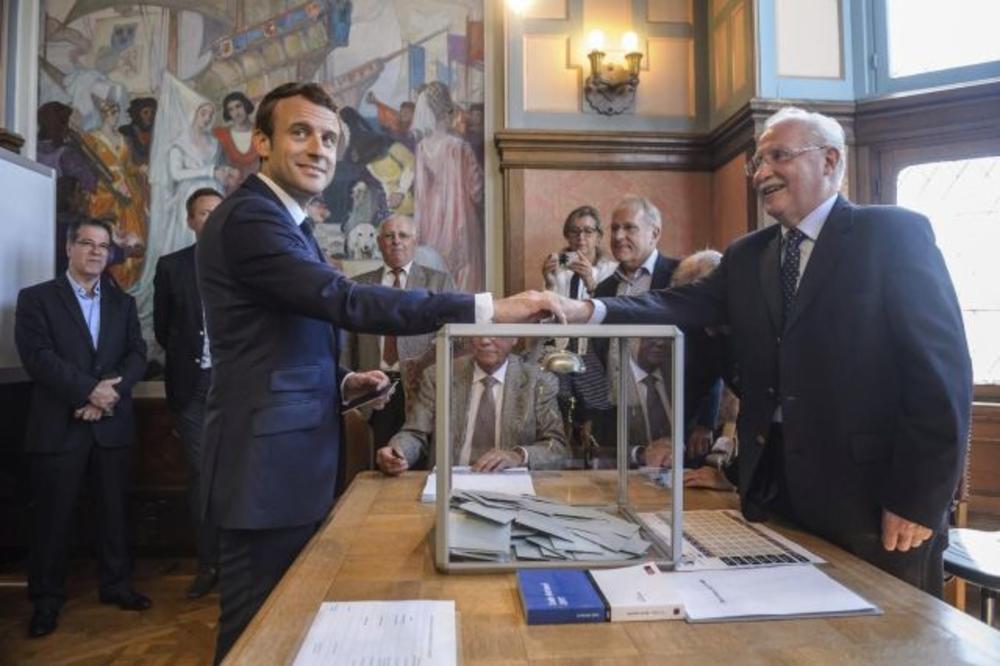 MAKRON POMEO PROTIVNIKE: Stranka predsednika Francuske osvojila većinu