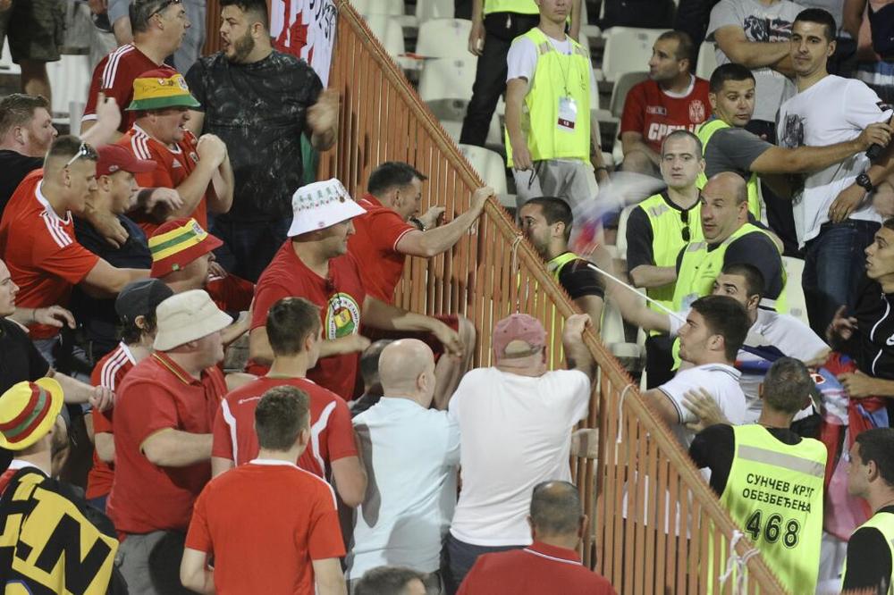 (KURIR TV) BRUKA I SRAMOTA: Pogledajte kako su navijači Srbije napali goste iz Velsa