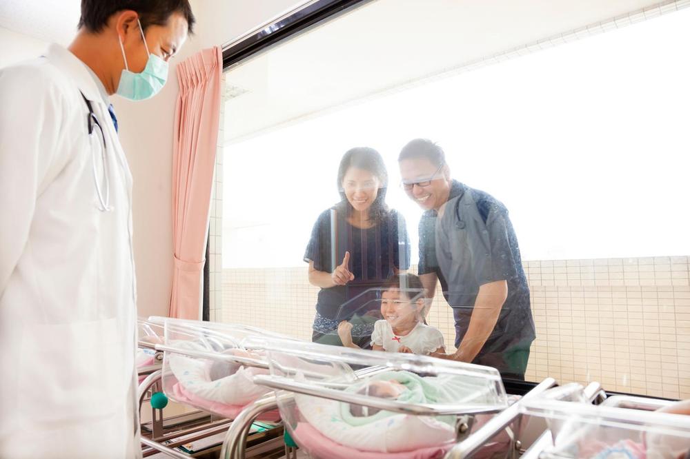 SLUČAJNO USVOJENA: Bolnica plaća odštetu zbog zamene beba