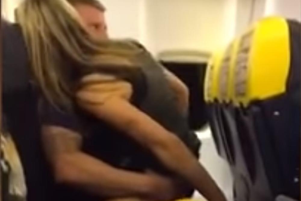 (VIDEO 18+) PIJANI KO LETVE: Par imao seks u avionu dok mu je ona sedela u krilu! Snimili ih telefonom!