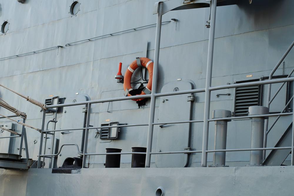 UDES NA MORU: Više povređenih u sudaru razarača i trgovačkog broda