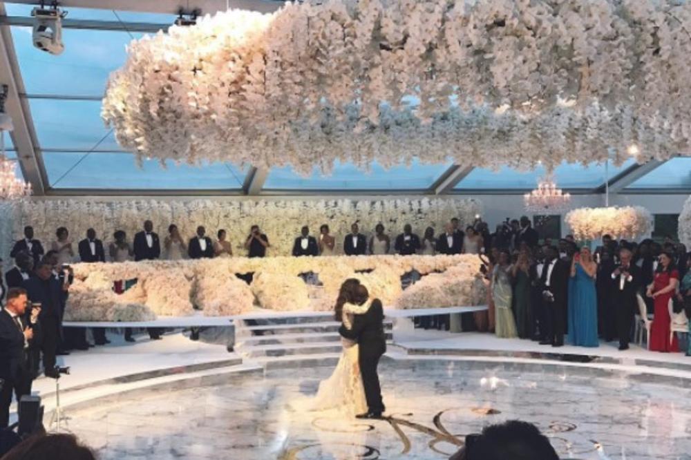 (VIDEO, FOTO) OVAKO NAJBOGATIJA ŽENA ŽENI SINA: Luksuz od 250.000 dolara! Zlatni pod, milioni belih ruža...