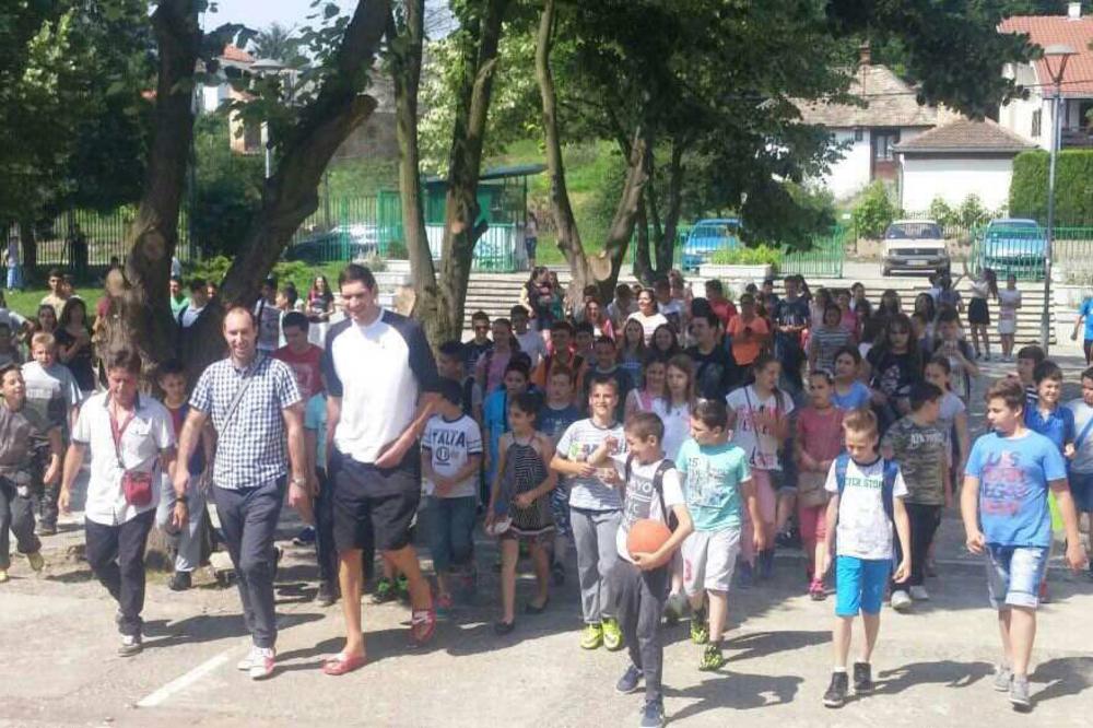 (FOTO) DIV VELIKOG SRCA: Bobi Marjanović osnovcima održao poslednju i najvažniju lekciju ove školske godine
