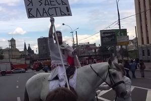 (VIDEO) OVO JE RUSKI BELI PRELETAČEVIĆ: Dojahao na moskovski protest na belom konju i krunom na glavi