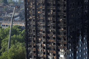LONDONSKI TORANJ PONOVO PRETI: Vatrogasci upozorili na opasnost od rušenja delova izgorele zgrade