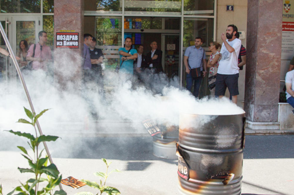 (FOTO, VIDEO) PROTEST INICIJATIVE NE DA(VI)MO BEOGRAD: Dim sa deponije u Vinči doneli pred Gradsku skupštinu