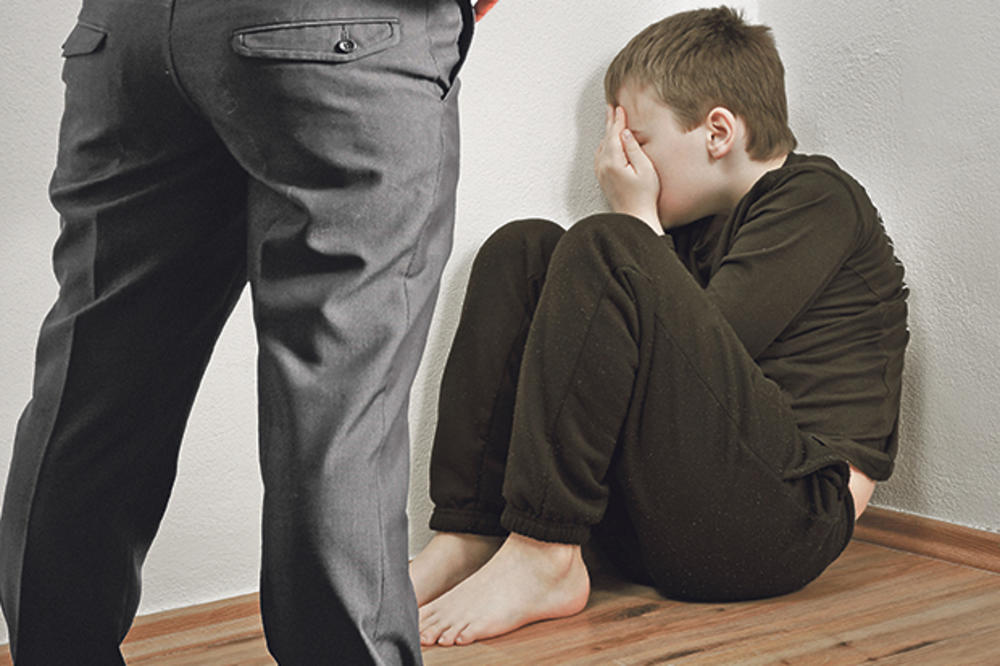 OTAC TROJE DECE PEDOFIL: Hteo da siluje dečaka (13)!