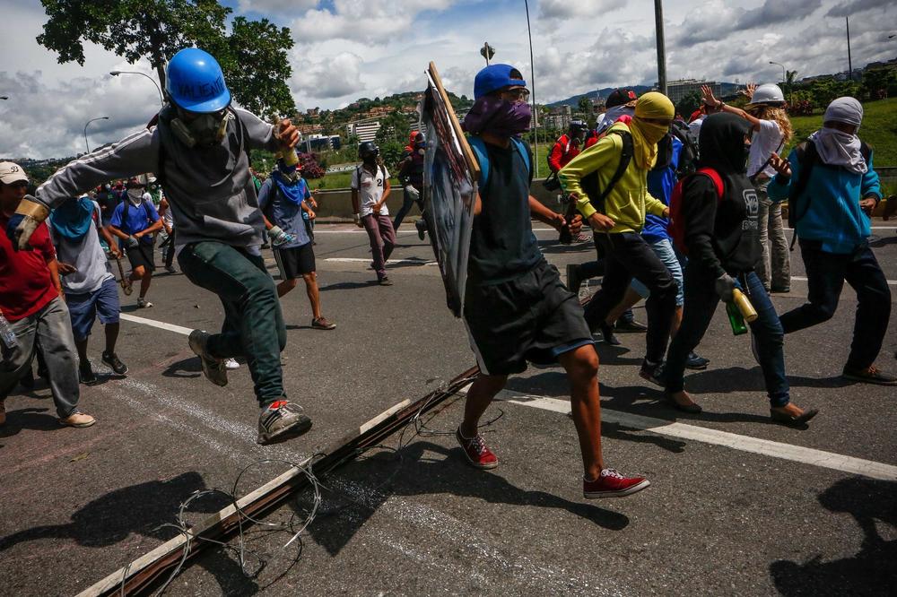 (VIDEO) DRAMA U VENECUELI: Dva mladića (20) poginula na uličnim protestima opozicije