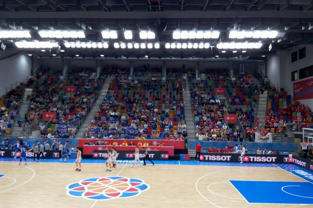 (KURIR TV) SRBI U PRAGU: Srpski navijači bodre košarkašice