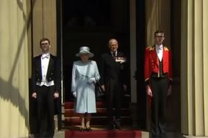 (VIDEO) MINUT ĆUTANJA: Kraljica Elizabeta na svoj rođendan odala poštu žrtvama požara u Londonu