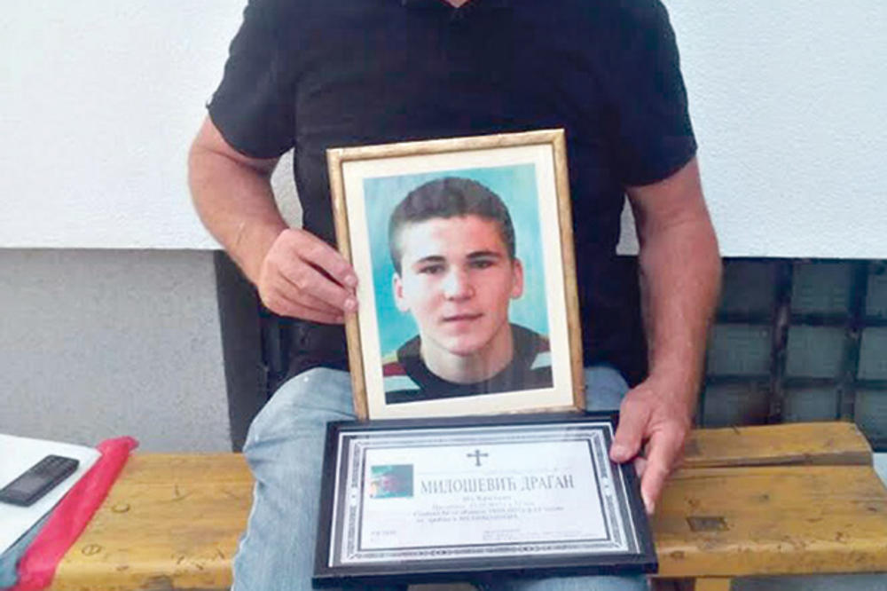MLADIĆ (22) SE OBESIO ZBOG ZLOSTAVLJANJA: Otac sa umrlicom sina protestuje ispred suda!