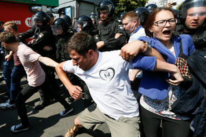 (VIDEO) HAOS NA GEJ PARADI: Desničari Kijeva krenuli na učesnike prajda, policija ih hapsila redom