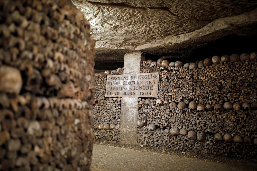 PREŽIVELI HOROR U PARIZU: Tinejdžeri 3 dana bili izgubljeni u katakombama sa gomilom mrtvačkih kostiju