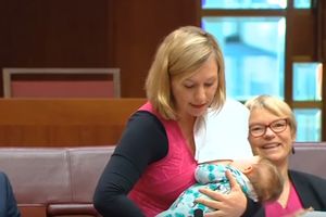 (VIDEO) REPLIKA UZ DOJENJE BEBE: Australijska poslanica prva iskoristila svoje pravo da nahrani ćerkicu