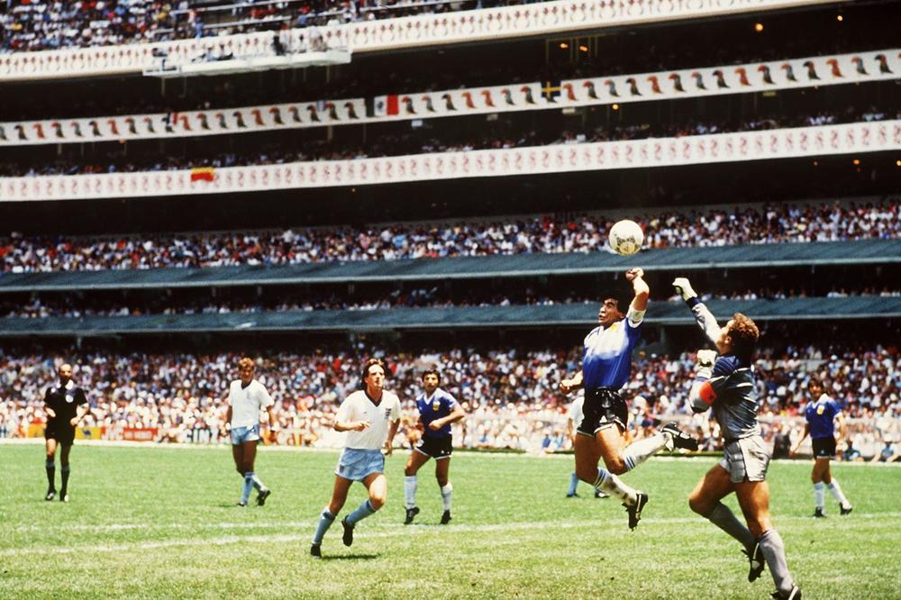 POTEZI O KOJIMA ĆE SE VEČNO PRIČATI: Maradona je izveo najveću PREVARU u istoriji fudbala, pa postigao GOL VEKA! VIDEO