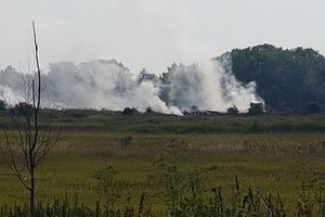 (FOTO) EKOLOŠKA KATASTROFA Deponija u Kačarevu i dalje gori, dim ide ka Padini