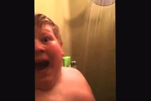 (FOTO) NIJE MOGAO DA VERUJE ŠTA VIDI: Snimao je sina u kupatilu i otkrio zašto se satima tušira!