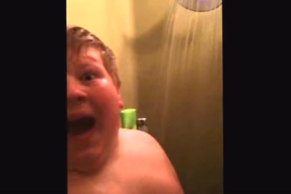 (FOTO) NIJE MOGAO DA VERUJE ŠTA VIDI: Snimao je sina u kupatilu i otkrio zašto se satima tušira!