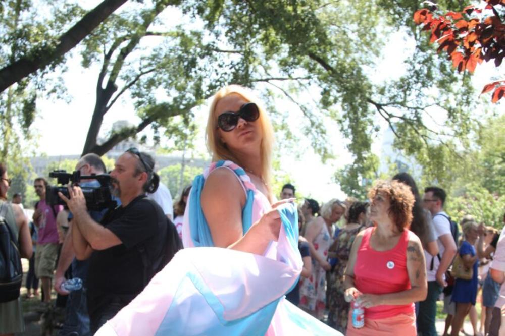 (FOTO) PRAJD VIKEND POD SLOGANOM "NEKA NAŠI GLASOVI ORE SE": Učesnici Parade ponosa se okupili u Pionirskom parku
