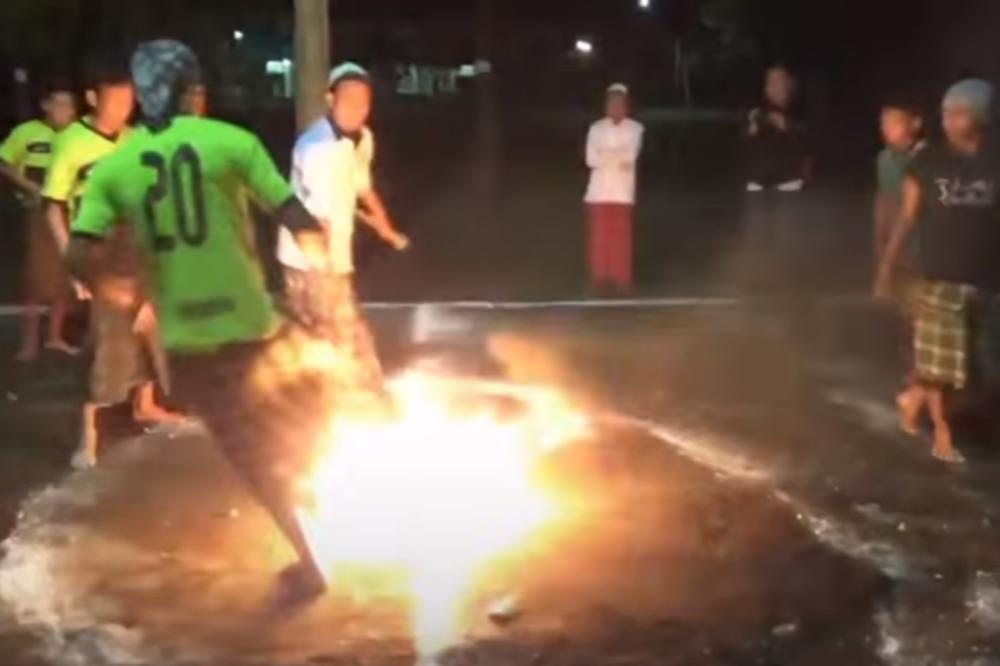 (VIDEO) NA GRANICI LUDOSTI: Bosonogi dečaci igraju fudbal sa zapaljenom loptom