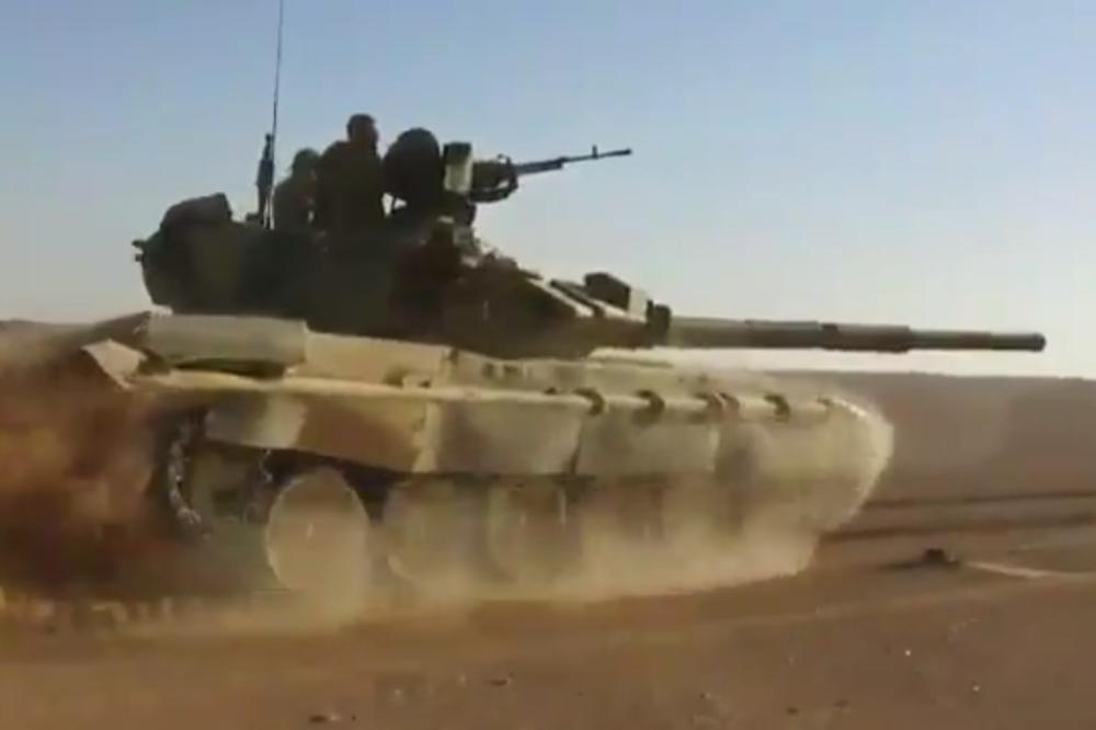 (VIDEO) KAD NJEGA VIDE MOGU SAMO DA BEŽE: Kako sirijski T-90 praši  ka islamistima