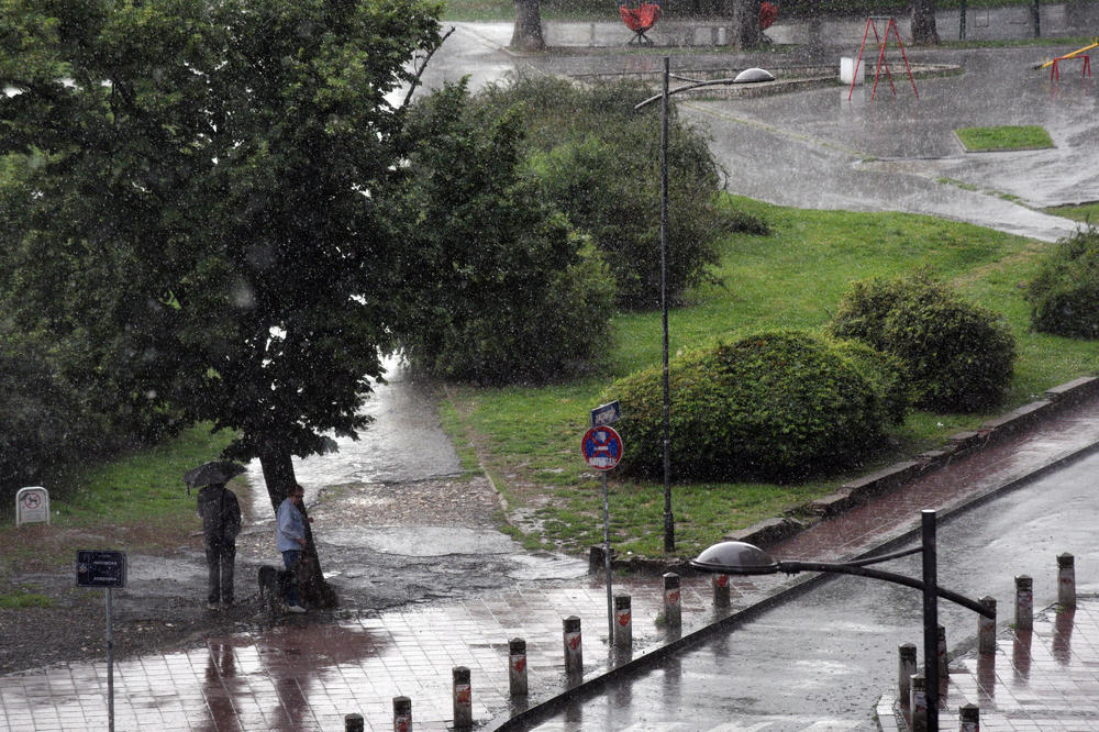 HITNO UPOZORENJE RMHZ: Srbiju očekuju olujni vetar, grad i obilni pljuskovi. Proglašen ŽUTI meteoalarm