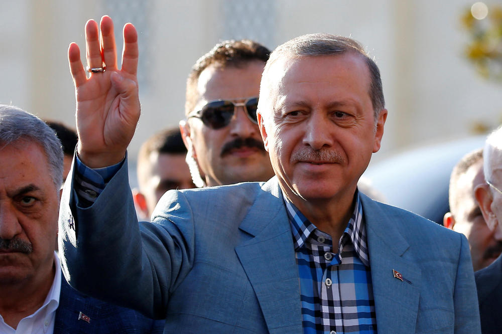 ONESVESTIO SE U DŽAMIJI: Erdoganu pozlilo tokom jutarnje molitve
